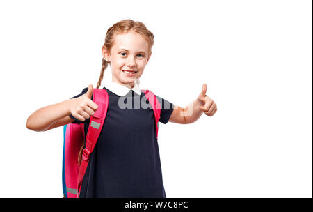 Allegro 8 anni schoolgirl con zaino indossano uniformi isolato permanente su sfondo bianco. Pronti per la scuola Foto Stock