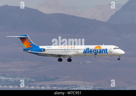 Aria Allegiant McDonnell Douglas MD-83 aereo di linea sulla rotta di avvicinamento ad atterrare all'Aeroporto Internazionale McCarran di Las Vegas. Foto Stock