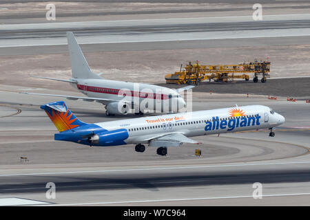 Aria Allegiant McDonnell Douglas MD-83 circa al touch down sulla pista all'Aeroporto Internazionale McCarran di Las Vegas. Foto Stock