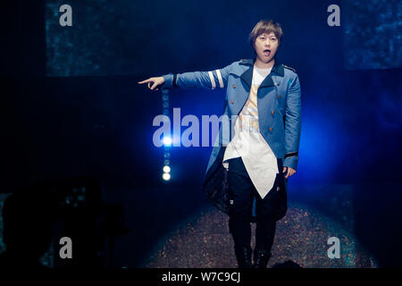 Chen Hsin-hung, meglio noto con il suo nome di fase Ashin, taiwanese di rock band Mayday, esegue presso la vita Tour 2017 Concerto nella città di Nanjing East mento Foto Stock