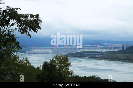 Vista della diga delle Tre Gole, un gigantesco progetto di centrali idroelettriche sul fiume Yangtze, rilasciando acqua per le necessità di controllo delle inondazioni in Yichang city centr Foto Stock