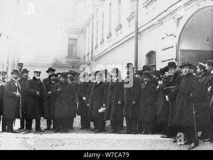 I deputati della Duma prima firmato il Vyborg appello dinanzi al carcere, 1906. Artista: Anonimo Foto Stock