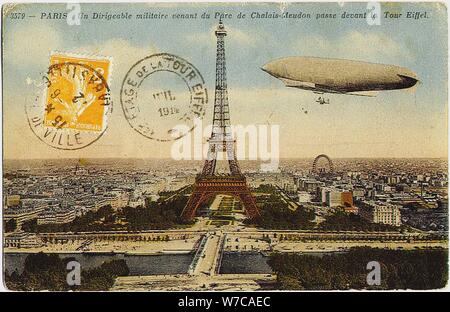 Dirigibile militare dal parco Chalais-Meudon battenti vicino alla Torre Eiffel, 1908. Artista: Anonimo Foto Stock