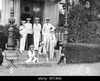 Il Granduca Alessandro Mikhailovich della Russia con figli, c. 1900. Foto Stock