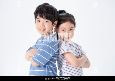 Bambini sorridenti concetto, bambino felice godere l'estate su sfondo bianco 001 Foto Stock