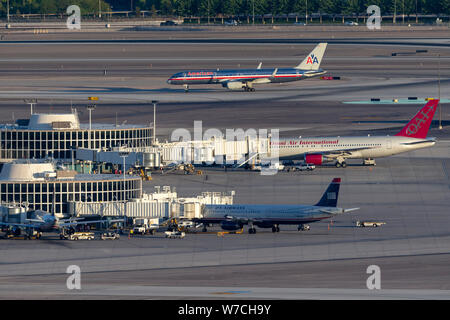 Terminale e asfalto area dell aeroporto internazionale di McCarran Las Vegas con aeromobili alle porte. Foto Stock