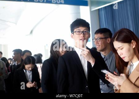 Il Cinese in cerca di lavoro in coda fino ad avere un colloquio con intervistatori in cerca di occupazione nel settore finanziario a una fiera del lavoro in Cina a Shanghai, 16 Ottobre Foto Stock
