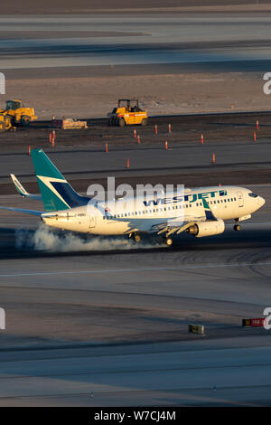 WestJet Boeing 737 aereo di linea l'atterraggio all'Aeroporto Internazionale McCarran di Las Vegas. Foto Stock