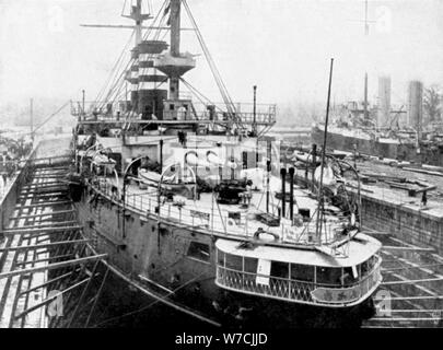 Giapponese Mikasa warship a Portsmouth docks, Inghilterra, 1904. Artista: sconosciuto Foto Stock