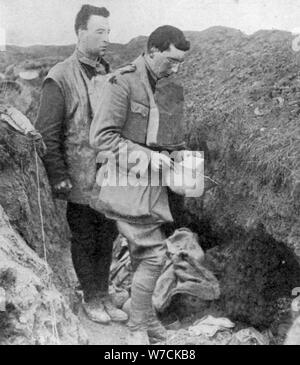 Cappellano dell'lst Munsters dicendo una preghiera di sepoltura oltre i soldati uccisi nel loro trincea, 1918. Artista: sconosciuto Foto Stock