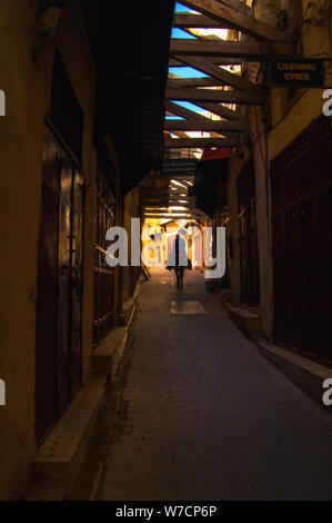 Vista del deserte le strade della vecchia medina al mattino. Foto Stock