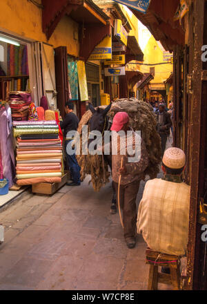 Vista delle stradine della vecchia medina nella città di Fes. Foto Stock