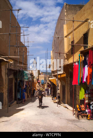 Vista del marocchino strette stradine della città vecchia. Foto Stock