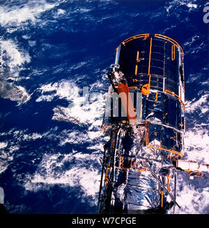 Telescopio Spaziale Hubble sopra la terra. Artista: sconosciuto Foto Stock