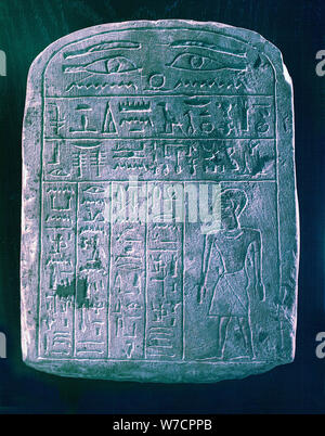 Stele votiva dedicata da suo fratello per un uomo da Ermant, nei pressi di Tebe, Antico Egitto. Artista: sconosciuto Foto Stock