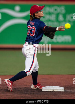 Chicago, Stati Uniti d'America. 5 Ago, 2019. Aquile' Huan li rende un tiro durante il National Fast Pitch Softball gioco tra Pechino Shougang aquile e il Chicago banditi a Rosemont a Chicago, Illinois, Stati Uniti, il 5 agosto 2019 Credit: Joel Lerner/Xinhua/Alamy Live News Foto Stock