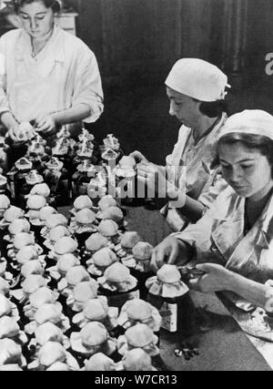 Donne palloni di tenuta delle donazioni di sangue, la II Guerra Mondiale, Mosca, 1941. Artista: sconosciuto Foto Stock