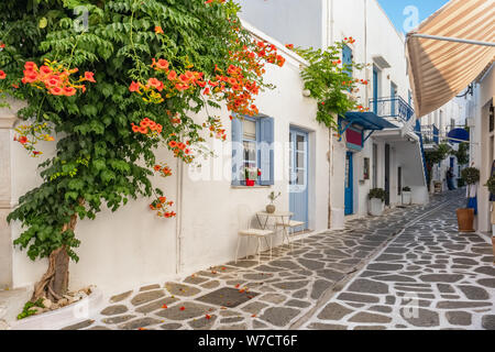 Tipica stradina nel centro storico di Parikia, isola di Paros, Cicladi Grecia Foto Stock