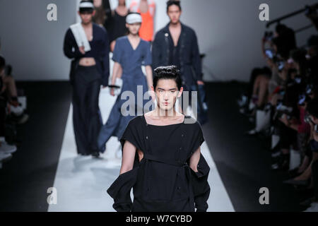 Sud coreano Kim Tae-hwan visualizza una nuova creazione alla sfilata di moda di A.AV dal concetto Corea durante la Shanghai Fashion Week Primavera/Estate 2018 in Foto Stock