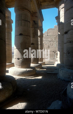 Vista attraverso al sollievo di Ramses II prima di Amon e Mut, il Tempio di Ramses II, Luxor, Egitto. Artista: sconosciuto Foto Stock