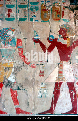 Dettaglio del dipinto di rilievo di Thutmosi III prima di Horus e il Tempio di Hatshepsut, Luxor, xv centuryBC. Artista: sconosciuto Foto Stock