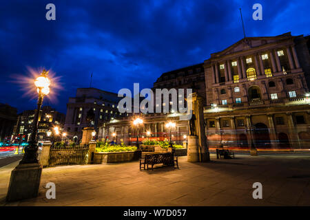 Banca di Inghilterra dopo il tramonto, Threadneedle Street, Londra, Regno Unito Foto Stock