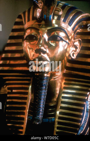 Maschera di oro di Tutankhamun sulla sua mummia-caso. Artista: sconosciuto Foto Stock