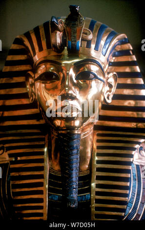 Maschera di oro di Tutankhamun sulla sua mummia-caso. Artista: sconosciuto Foto Stock