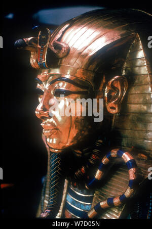 Maschera di oro di Tutankhamun sulla seconda bara. Artista: sconosciuto Foto Stock