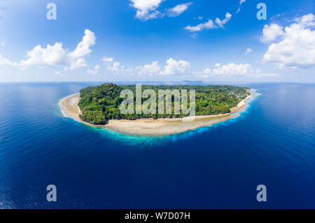 Vista aerea spiaggia tropicale isola corallina mar dei Caraibi. Indonesia arcipelago delle Molucche, Banda isole di Pulau Ay. Top travel destinazione turistica migliore di Foto Stock