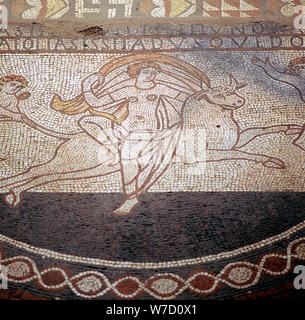 Particolare del pavimento a mosaico raffigurante Europa cavalcando un toro, Lullingstone Roman Villa, Kent. Artista: sconosciuto Foto Stock