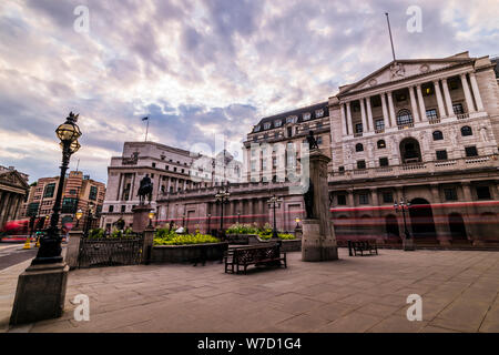 Banca d'Inghilterra prima del tramonto, Threadneedle Street, Londra, Regno Unito Foto Stock