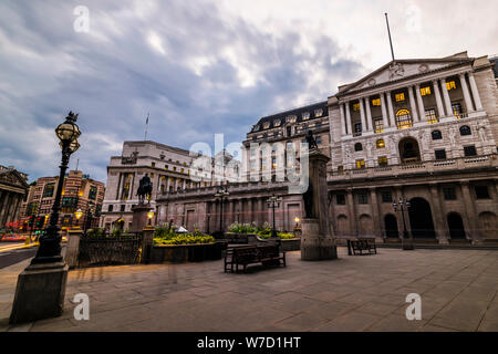 Banca di Inghilterra al tramonto, Threadneedle Street, Londra, Regno Unito Foto Stock