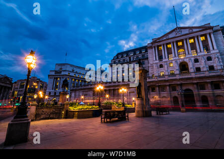 Banca di Inghilterra dopo il tramonto, Threadneedle Street, Londra, Regno Unito Foto Stock