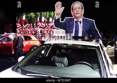 Un cartello di ex Presidente francese Francois Hollande è visualizzato su una Citroen DS 6 SUV durante il Wuhan Motor Show 2017 nella città di Wuhan, centrale Ch Foto Stock