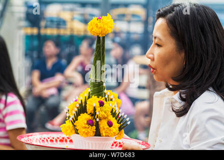 Le persone sono il pagamento rispetto al Santuario di Erawan, la combustione di bastoncini di incenso e offrendo ghirlanda di fiori a Bangkok, in Thailandia. Foto Stock