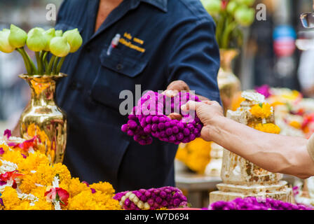 Le persone sono il pagamento rispetto al Santuario di Erawan, la combustione di bastoncini di incenso e offrendo ghirlanda di fiori a Bangkok, in Thailandia. Foto Stock