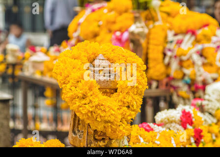 Le persone sono il pagamento rispetto al Santuario di Erawan, la combustione di bastoncini di incenso e offrendo ghirlanda di fiori a Bangkok, in Thailandia. Foto Stock