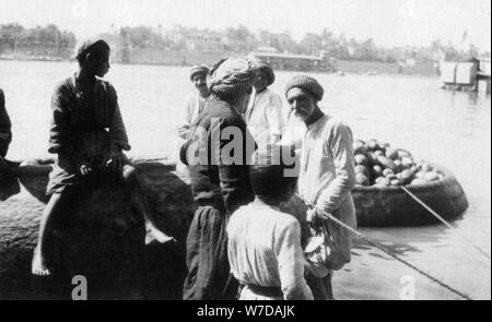 Fiume imbarcazioni cariche di meloni, Tigris River, Baghdad, Iraq, 1917-1919. Artista: sconosciuto Foto Stock