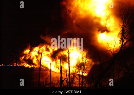 Grandi quantità di carburante del serbatoio di accumulo di incendio e di esplosione Foto Stock