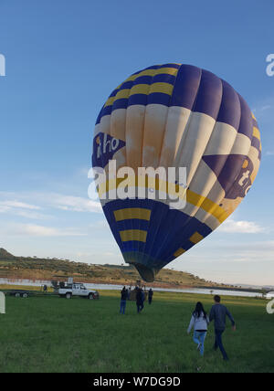 Preparare la Mongolfiera per un volo, Drakensberg, Sud Africa Foto Stock