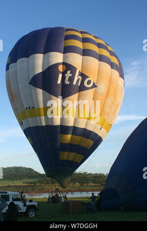 Preparare la Mongolfiera per un volo, Drakensberg, Sud Africa Foto Stock