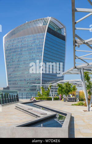 London, Regno Unito - 16 Luglio 2019 - 20 Fenchurch Street visto dal giardino a 120, un giardino sul tetto nella città di Londra Foto Stock