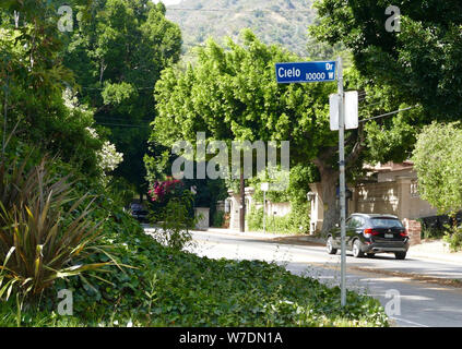 Los Angeles, Stati Uniti d'America. 03 Ago, 2019. Cartello stradale di Cielo Drive. In Cielo Drive è la ex proprietà della casa dove l'attrice Sharon Tate era stato assassinato. Una barbarie serie di omicidi paura il mondo 50 anni fa. Leader di setta di Charles Manson incitato i suoi seguaci a orge di sangue. Nel 1969 anche il altamente incinta attrice Sharon Tate era stato ucciso. (A dpa "50 anni dopo il bagno di sangue Manson: Sui sentieri di Sharon Tate') Credito: Barbara Munker/dpa/Alamy Live News Foto Stock