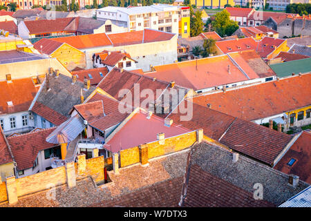 Vista aerea sulla città vecchia case fatte di mattoni e tetti di ceramica, architettura. Foto Stock