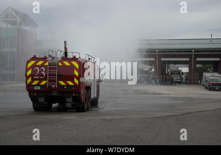 I delegati degli studenti cavalcare lungo e tour An Oshkosh scontrino T3000 camion dei pompieri durante la libertà Academy 2019 a Roland R. WRIGHT Air National Guard Base sulla luglio 31, 2019. Libertà Academy è una settimana di campo estivo per gli studenti che sono nella Junior o Senior anno di liceo.(STATI UNITI Air National Guard photo by Staff Sgt. Danny Whitlock) Foto Stock