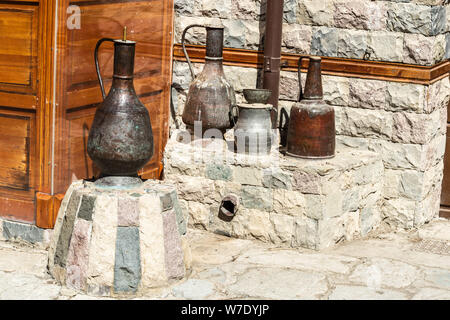 Metalware, compresi jujum e sahang heavy-duty acqua-che porta le navi in Lahic villaggio della regione Ismayilli in Azerbaigian. Foto Stock