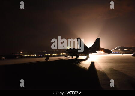 La sicurezza di proiettori illuminano un F-22 Raptor seduta sul campo d'aviazione dell'aeroporto Kahalui OGG a Maui, Hawaii, la sera del 1 agosto, 2019. L'Hawaii Air National Guard (HIANG) volò quattro rapaci a Maui per assicurare il velivolo sarebbe in grado di deviare per alternare gli aerodromi entro le Isole Hawaii in caso di qualsiasi stato di emergenza. I rapaci aveva completato il primo giorno di aria consente di deviare la formazione sull'isola, (U.S. Air National Guard foto di Tech. Sgt. Alison Bruce-Maldonado) Foto Stock