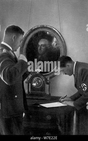 Adolf Hitler e Viktor Lutze, 1936. Artista: sconosciuto