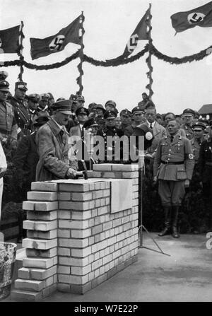 Il Führer mette il muro di fondazione al meeting house nel Adolf-Hitler-Koog. Artista: sconosciuto Foto Stock